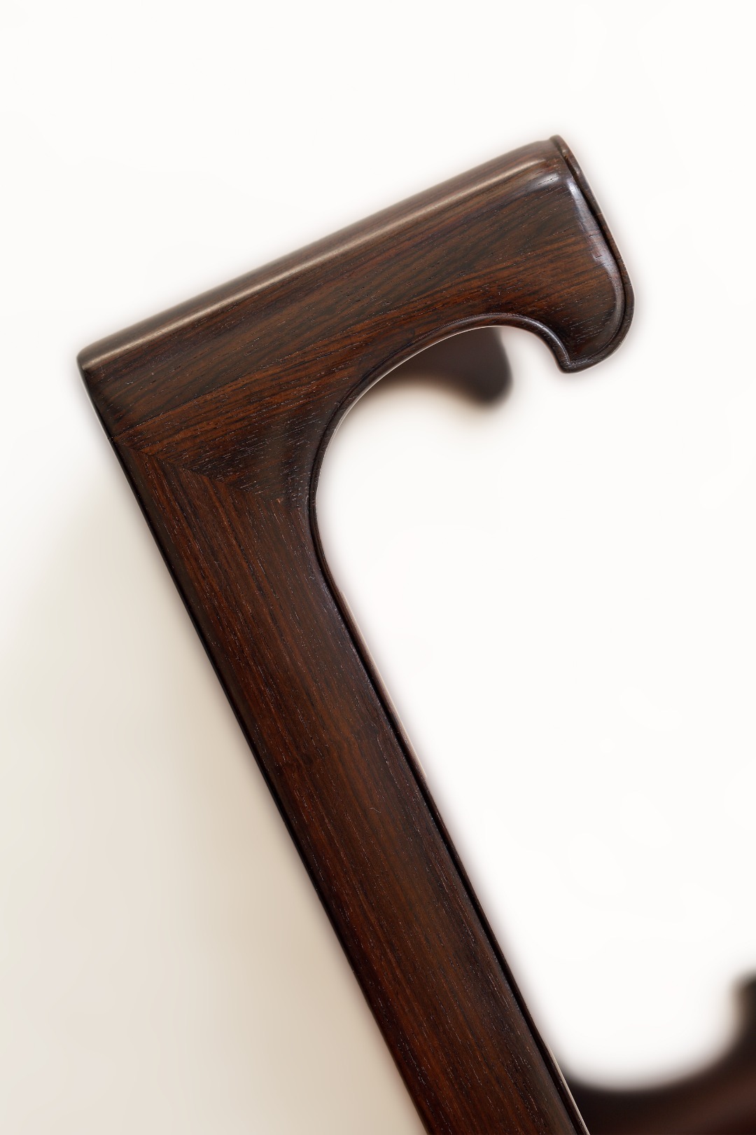 紫光檀x缅花【云桦】香几简洁无饰，榫卯结构。料质光泽耐久，几面缅花独板；如意纹四