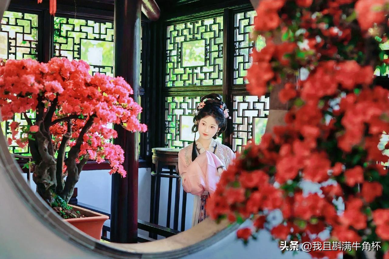 上联：深院月明人静立
下联：有请雅士[玫瑰][玫瑰][玫瑰]