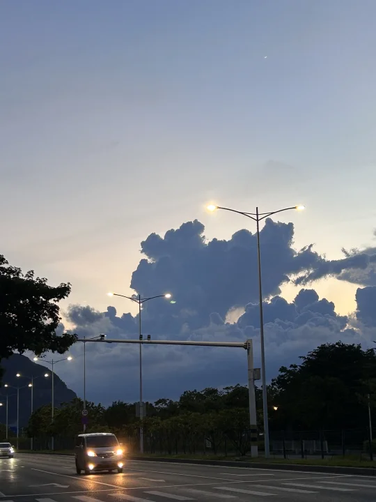 天空是云，也是路灯✨