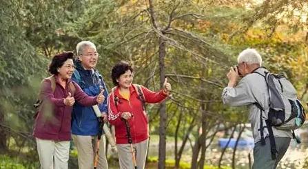 “据了解，澳大利亚有这么一批华人，原本都是国内体制内的退休人员，50岁移民过去住