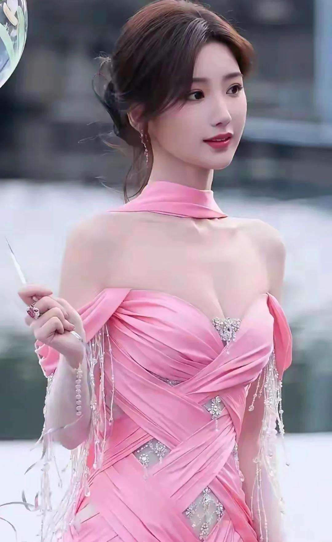 家人们，毛晓彤的性感风写真真的杀疯啦！镜头里的她， 浑身上下都散发着迷人魅力。那