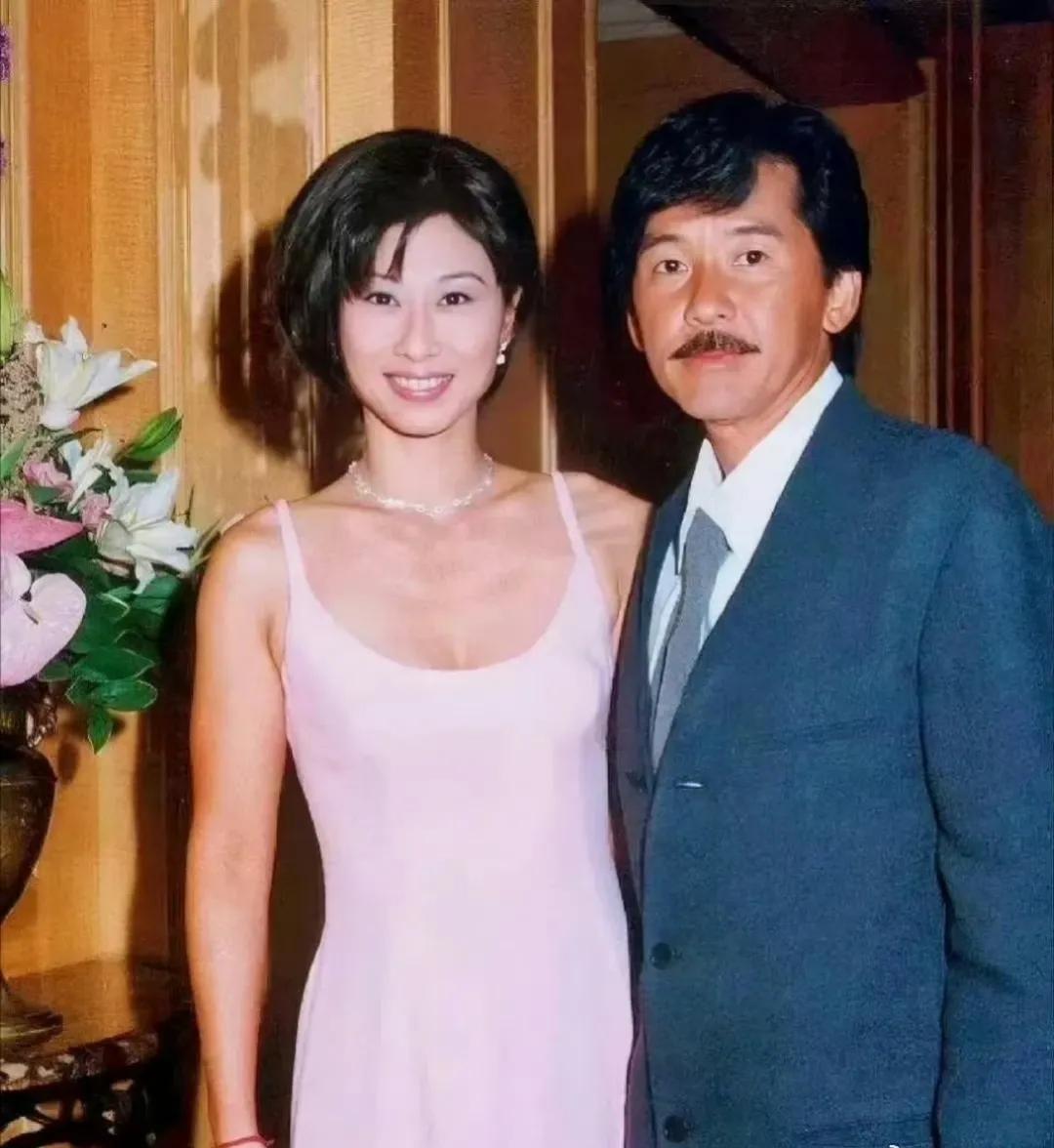#秋日生活打卡季#叶倩文真的好牛，笑容几十年如一日，即使头发发白，可是给人的感觉