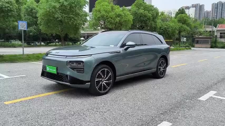 小鹏G9小鹏G9是品牌旗舰中大型纯电SUV，溜背造型简约大气，兼顾运动感与家用气