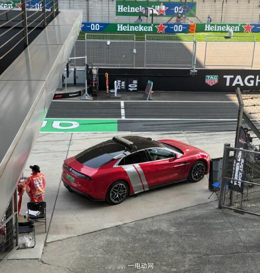 看到朋友群里聊F1惊现新能源吓到了，然后仔细一看是仰望U7作为追击车，通常是医疗