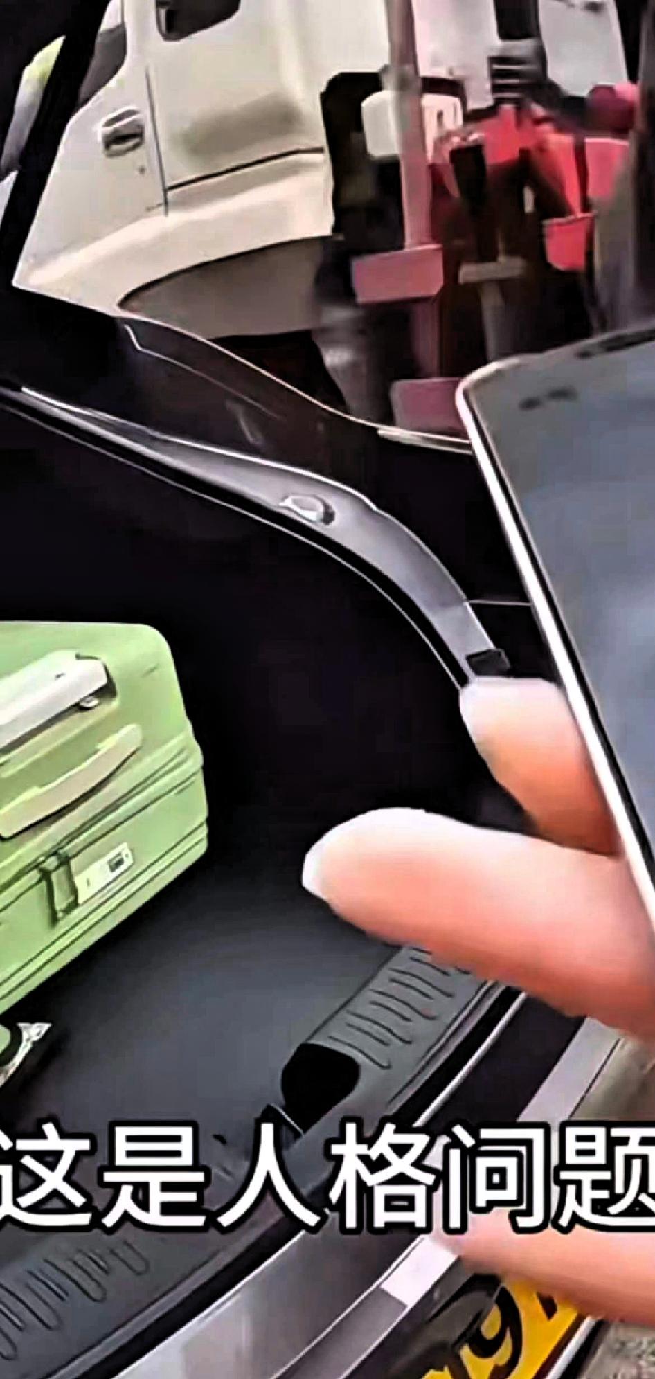 香港网约车司机碰瓷乘客，称乘客行李箱刮花他的车，要求乘客赔偿300元，并提及新车