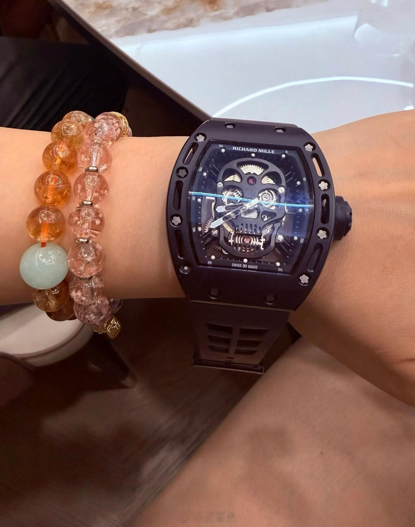 一套房子戴在手腕上是一种什么体验？不对，按现在的房价也可能是两套[允悲] ​​​