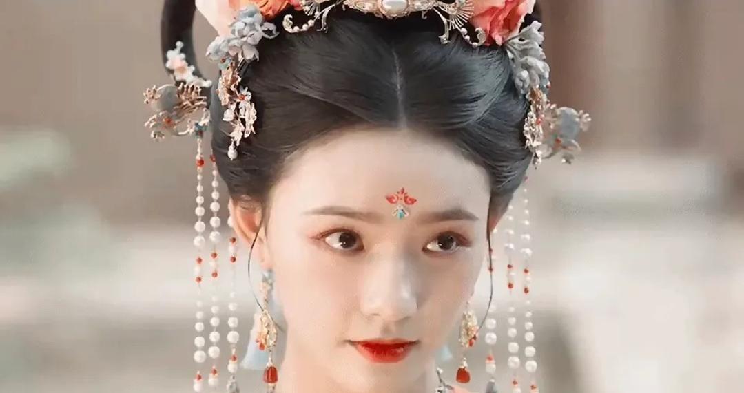 网剧《咸鱼飞升》女主角被曝由代露娃换成林允，消息一出便引发热议。此前，王鹤棣的部