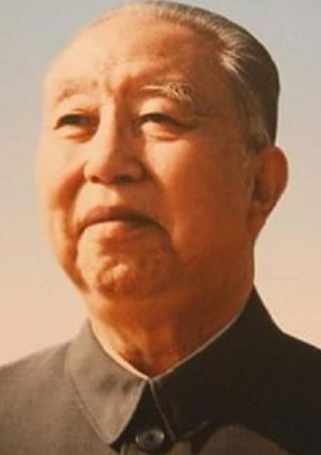 2008年，华国锋去世，中央本来都定好了，要把他的骨灰安放在八宝山，可曹万贵递了
