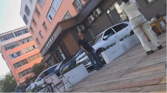 离谱不？新疆，男子3人自驾游，在夜里到达酒店，但是只剩一间房了，2位女同伴决定在