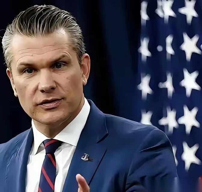 美军扔下了一枚13.6吨的超级钻地弹。花了24亿美元造的隐形轰炸机运来的。他们说