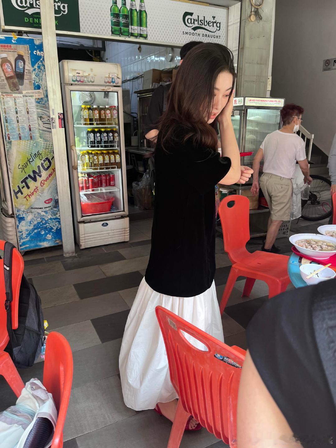 新加坡偶遇朱珠一家新加坡偶遇朱珠吃大排档，好接地气的一家哇！新加坡偶遇朱珠吃大排