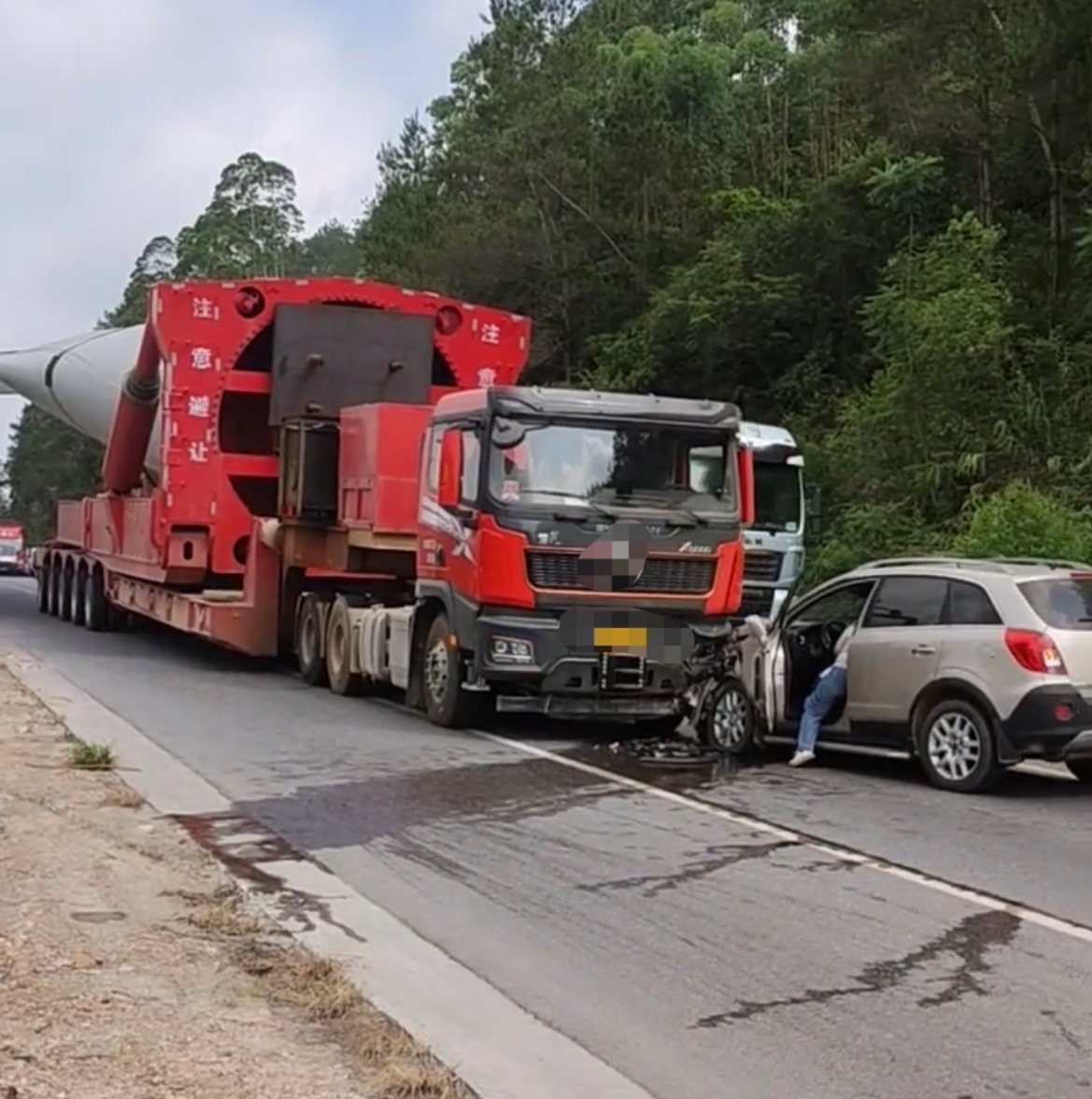 【玉林suv撞上对面车道拉风车叶的大货车】6月2日，玉林市一辆suv轿车在某道路