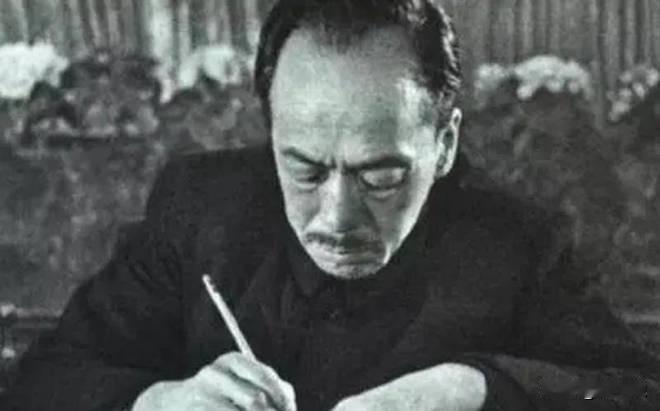 1979年，康生的儿子张子石在单位开会结束后，突然接到了一个电话，这时他才知道他