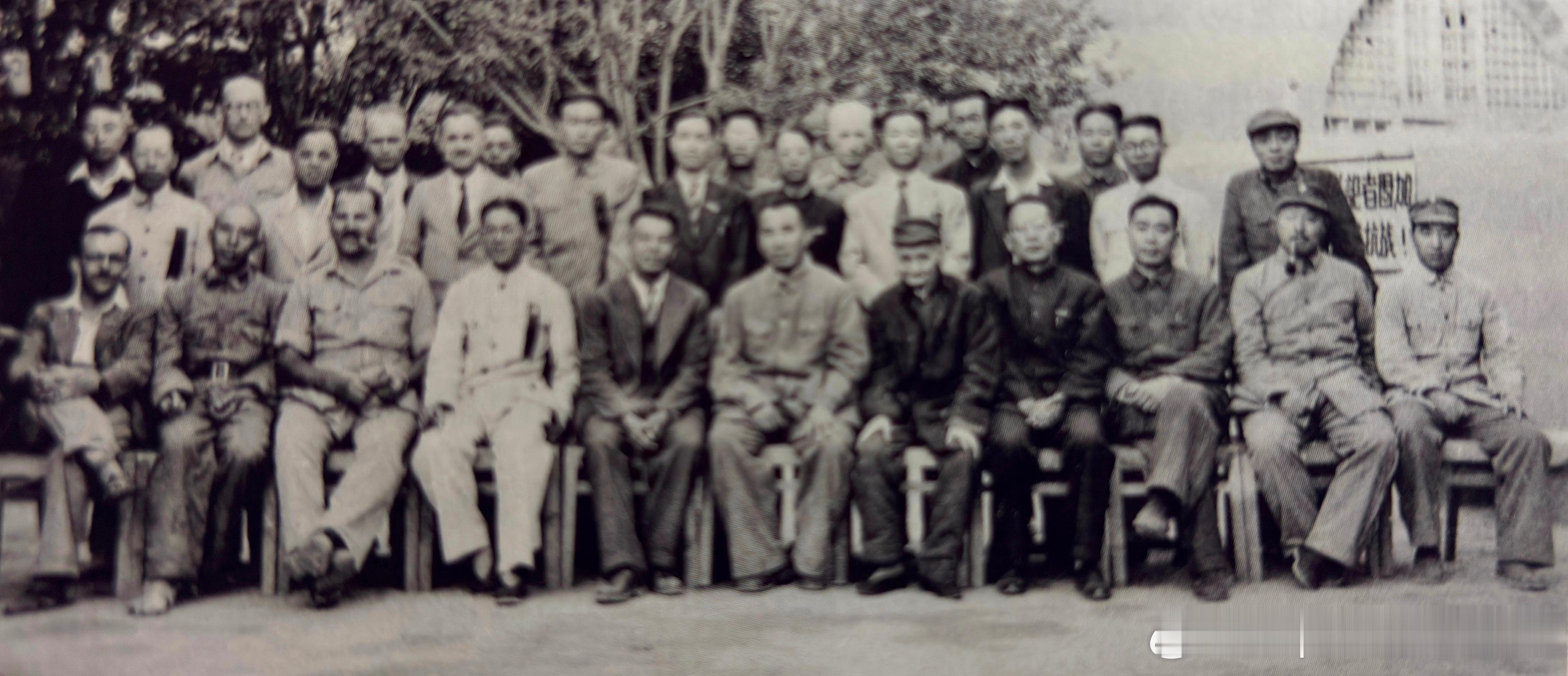 1944年6月王震（1排左2）、朱德（1排左6）、李鼎铭（1排左7）、周恩来（1