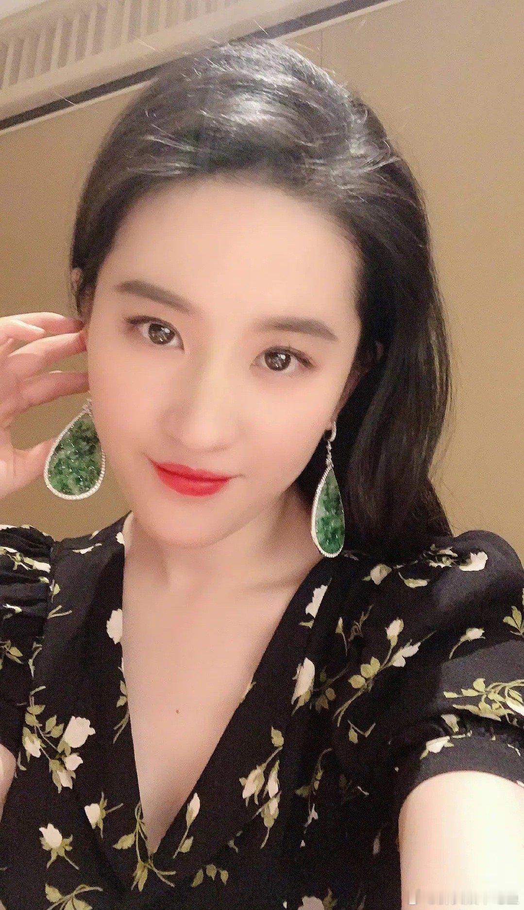 刘亦菲为什么总喜欢把自己的脸盘子p成蛇精？ ​​​