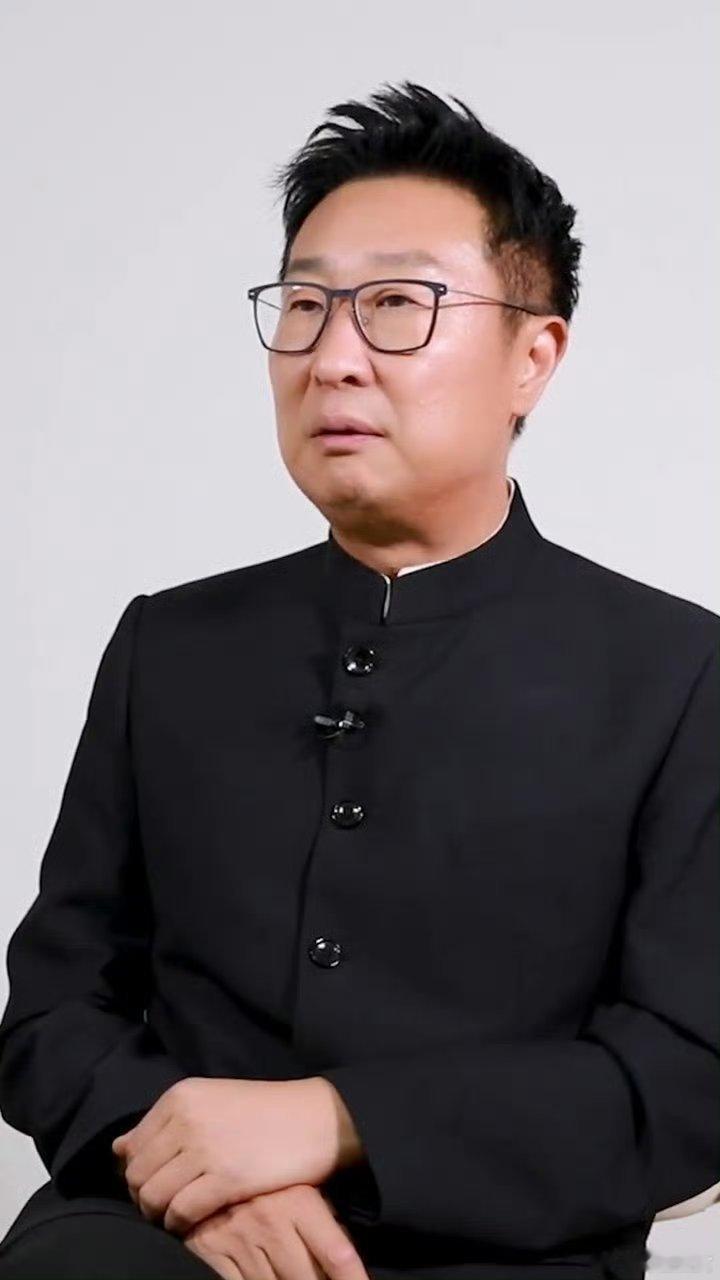 林永健舒适得像在演我周末林永健的松弛感太戳人，妥妥的周末教科书！每个细微之处都在