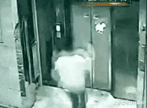 真是自作孽不可活。别说什么年纪小，不懂事。别说什么冲动是魔鬼，这就是天堂有路尔不
