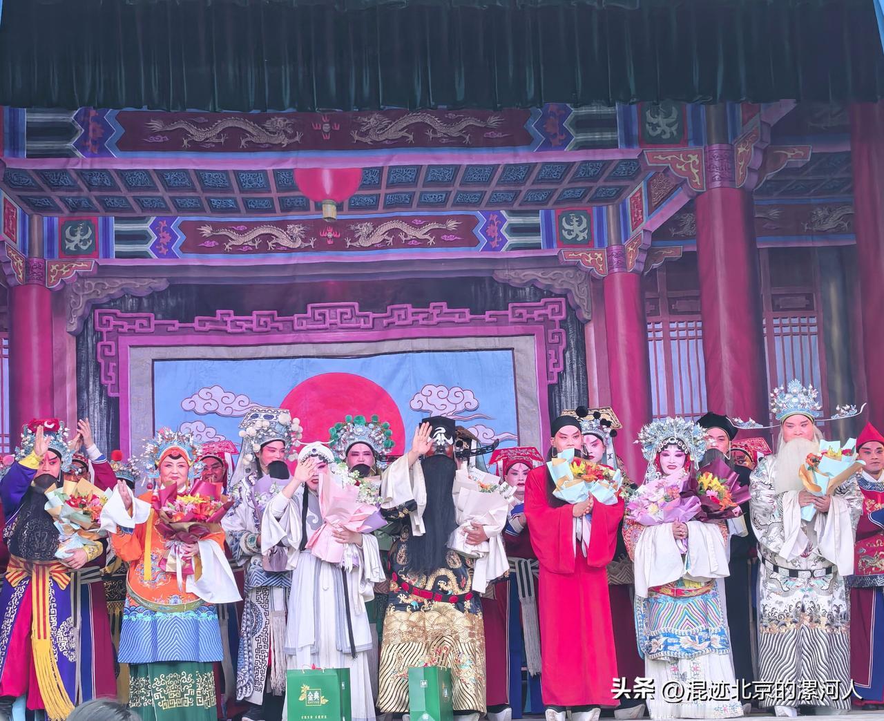 京剧和豫剧,哪个是国粹?京剧是近现代的国粹，豫剧是宋代的国粹。京剧不出剧院，豫剧