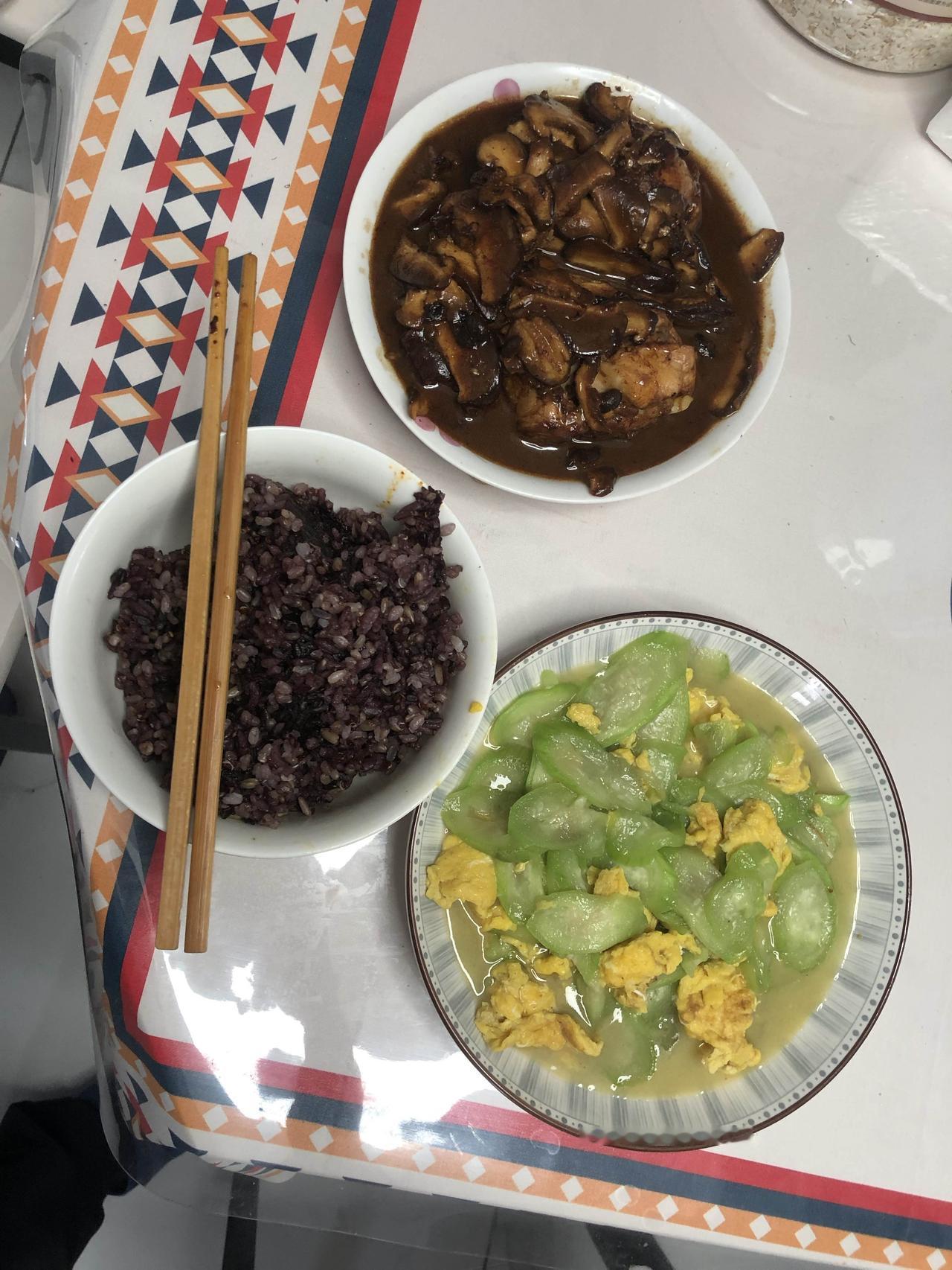 我注册了个G众号
名称叫：聪明的小小小羊
但我不知道发布什么样的作品
请各位粉丝