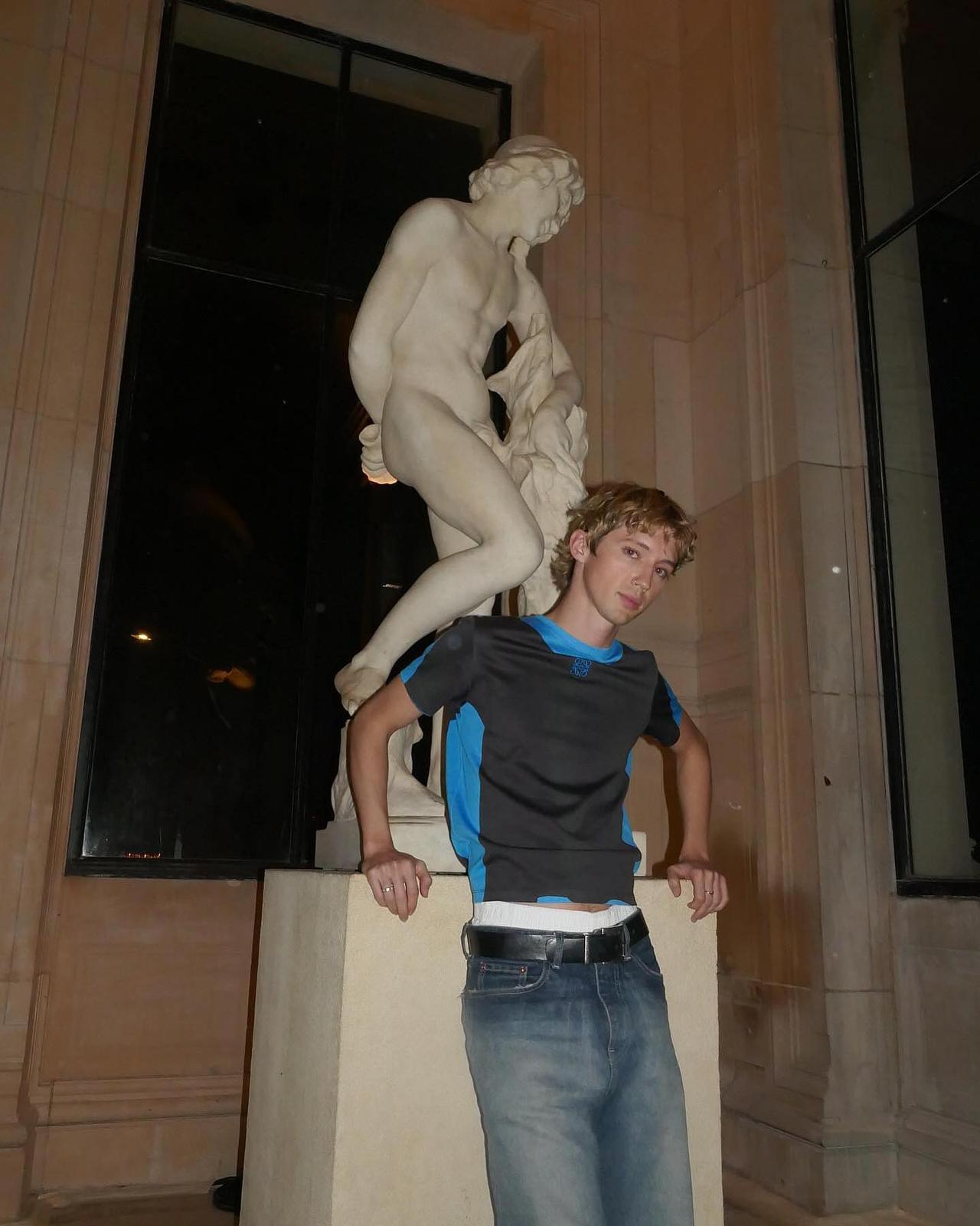 戳爷遭遇航空意外，迫降夏威夷！
本来是去加州工作的，他在夏威夷度假了。
也有可能