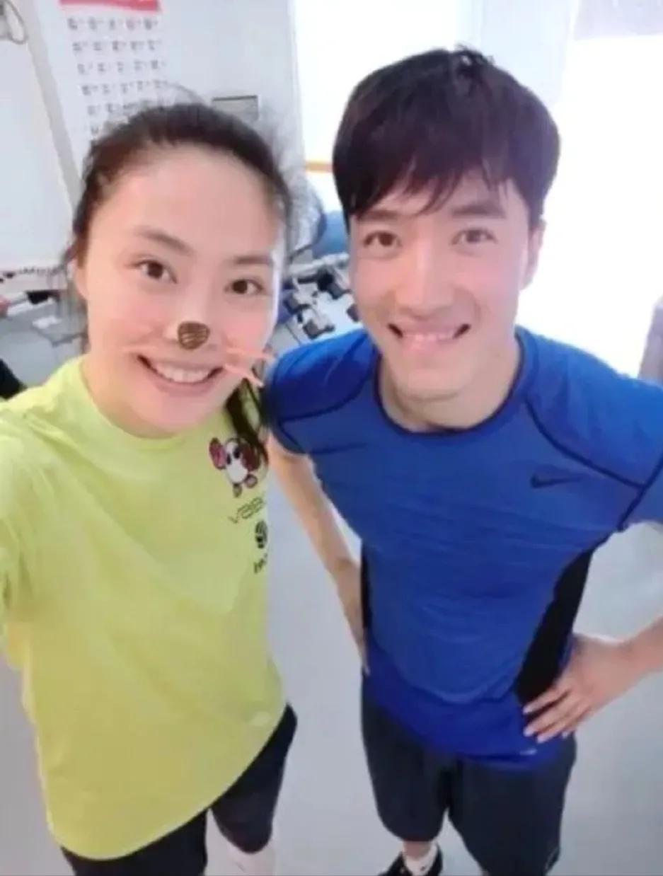 当年，是谁给他俩编的故事，还以为是真的呢，看出美女是谁了吗？她可是郎导看重的球星