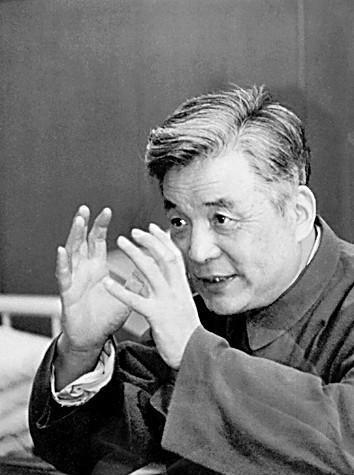 1986年，邓稼先在临终前提出想要在去看一眼天安门，可当他乘坐的轿车驶过天安门时