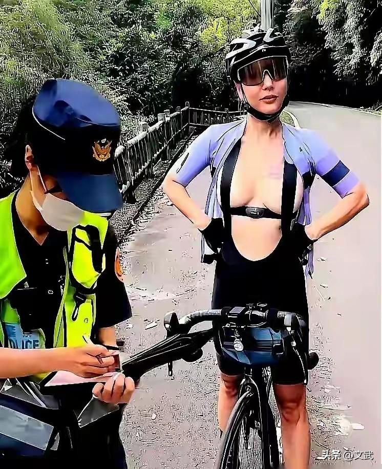 近日，一女子因清凉着装被拦后满脸不屑的视频引发热议。有人力挺“天热穿少点无可厚非