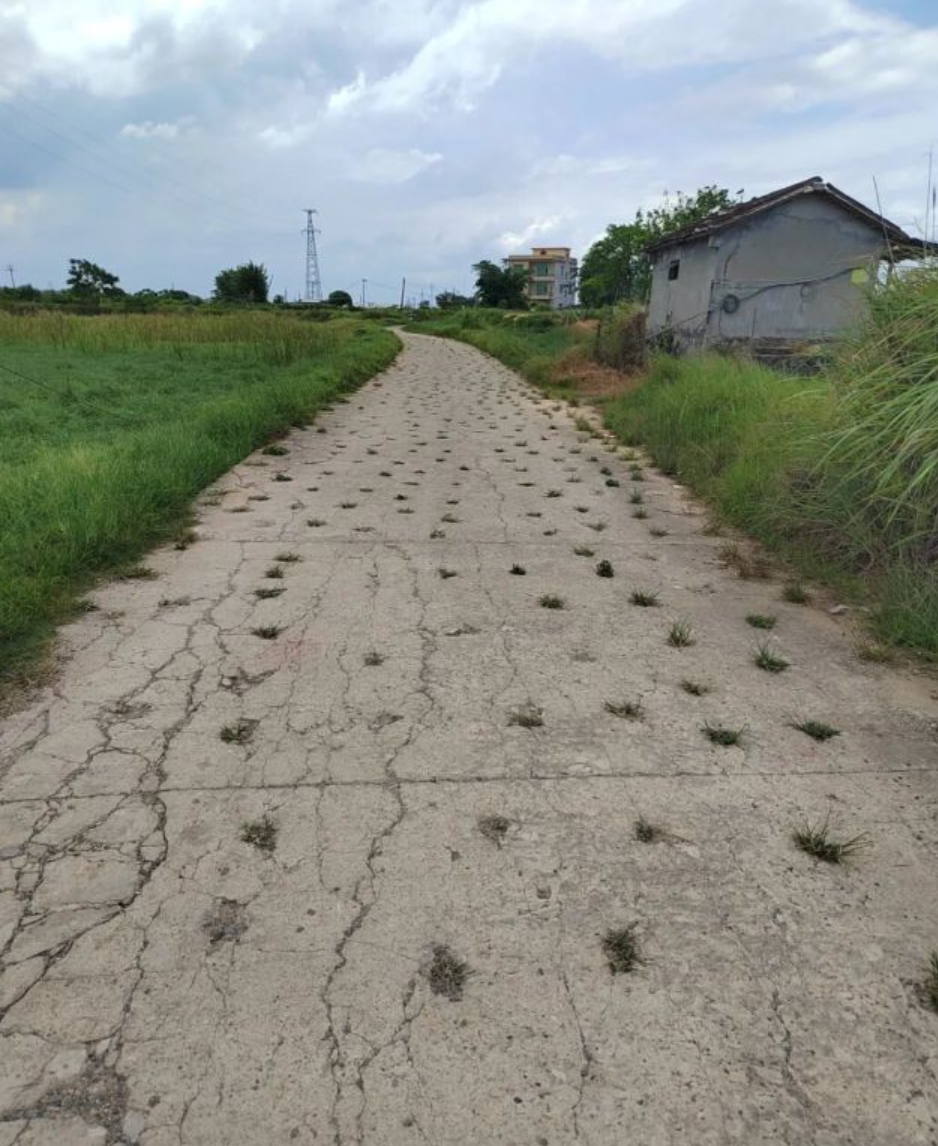 200米村道被凿密密麻麻洞眼 25年9月被凿成这样一直没有动工修复，不仅影响村民