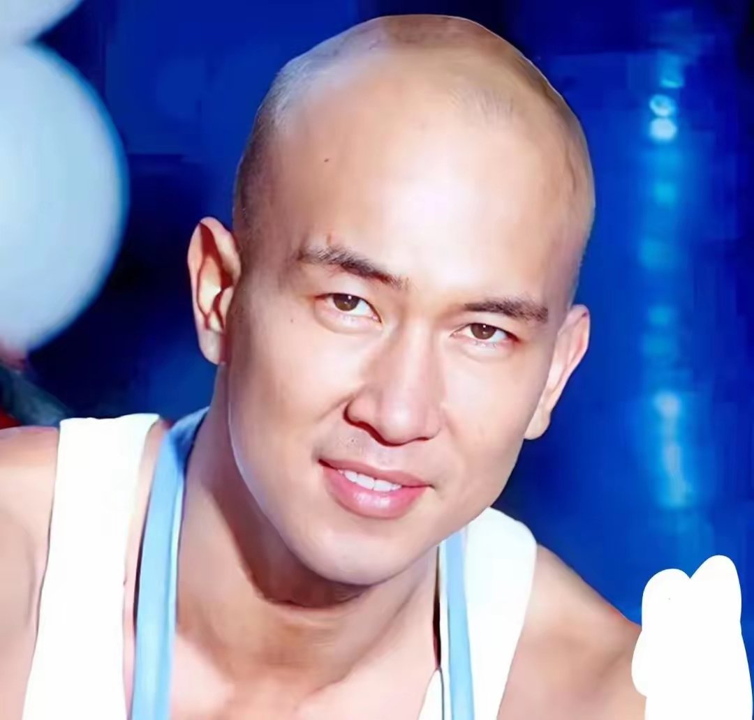 原来年轻的时候已经有老年味了啊，原来大S喜欢的是这款，那为什么找汪先生那款？ ​