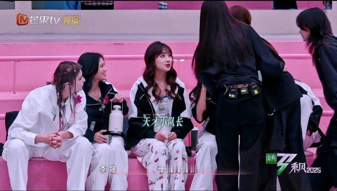 李艺彤又要解释这不是睡衣了 确实不像，这明明是一整套睡衣[喵喵][喵喵][喵喵]
