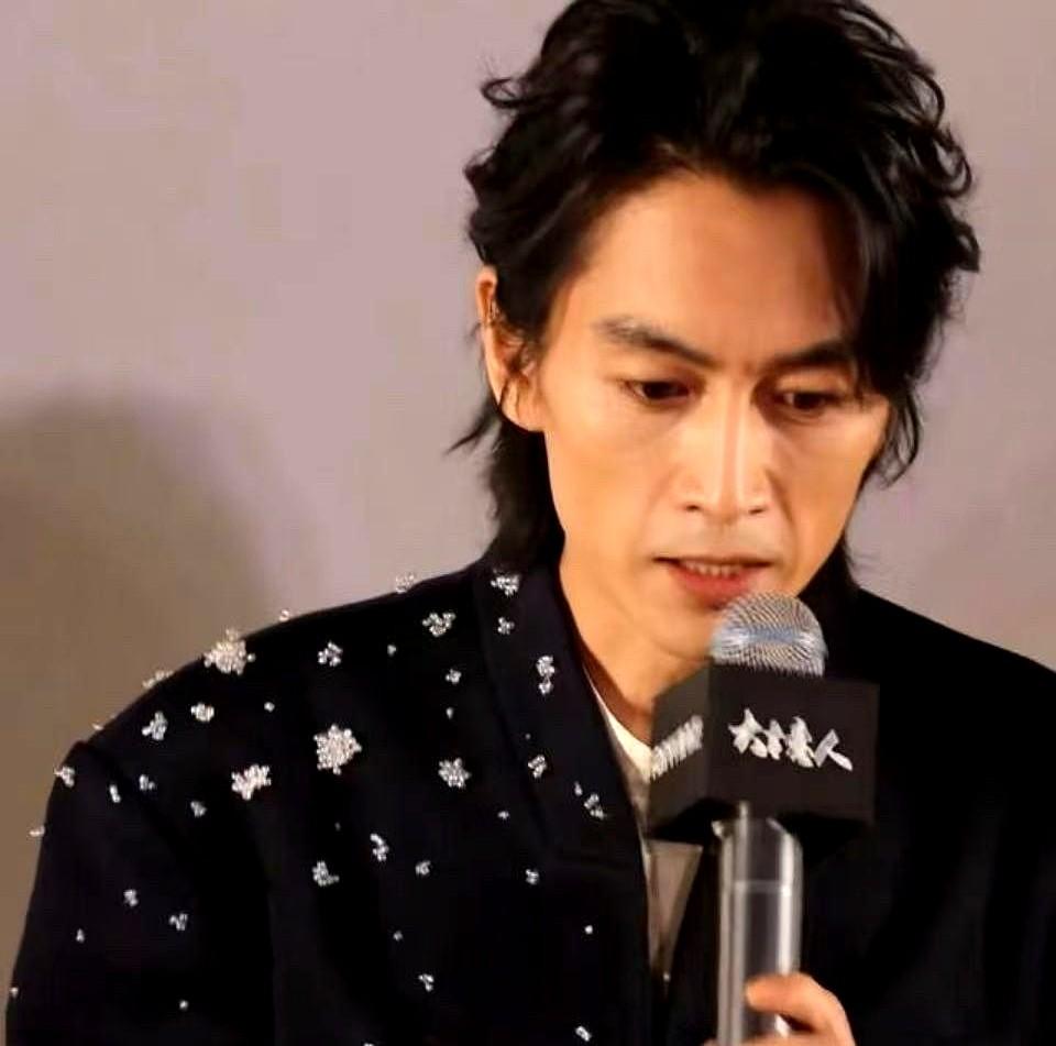 《大生意人》在零下40度的东北实拍，陈晓第一个镜头就是冰河上骑马狂奔。

整个剧