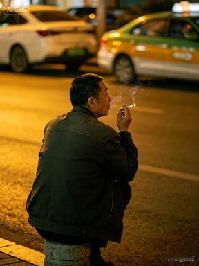 一位出租车老司机说：“自己从早上六七点，跑到晚上十二点，一个月的流水才能跑到一万