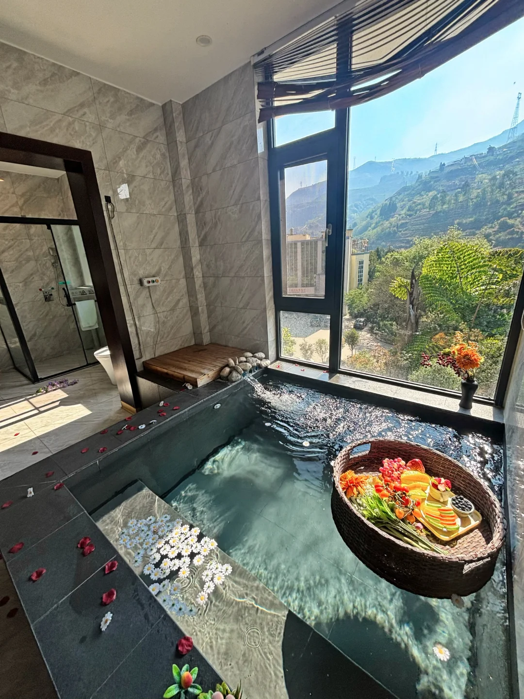 26度夏天，森林秘境玩水，一点都不闷热。