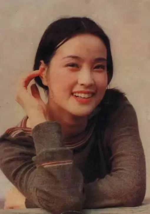 #刘晓庆被曝曾出轨#这的确不算新闻，刘晓庆能换几任男友也十分正常，虽然已是73岁