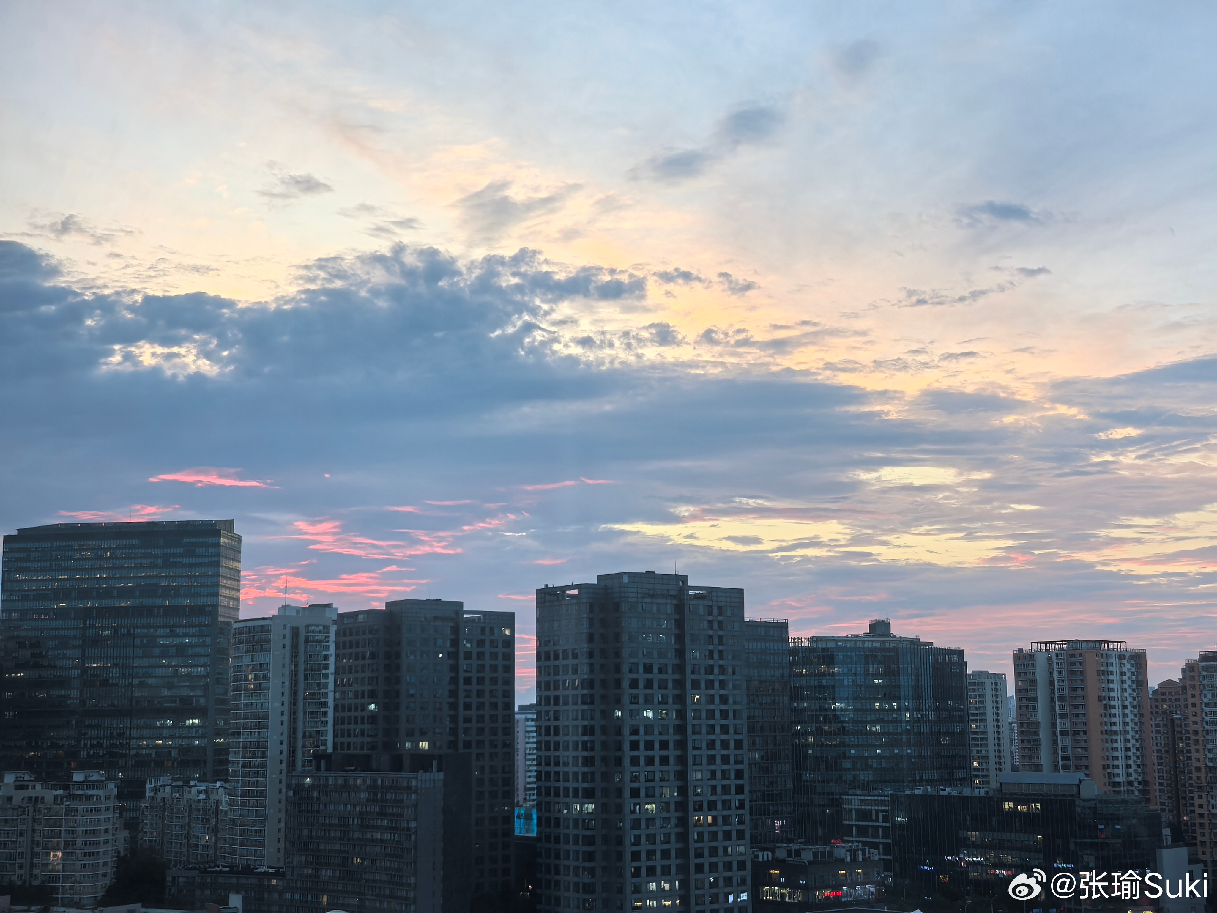 今天北京有曼妙的火烧云， 可惜没看到最漂亮的部分 