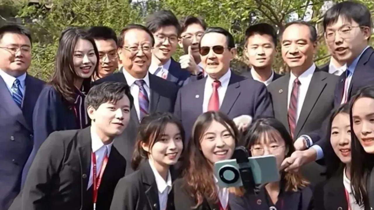 马英九发文回忆了北京重要的见面，他说：先生打破常规惯例，亲自接见了大九学堂的学生