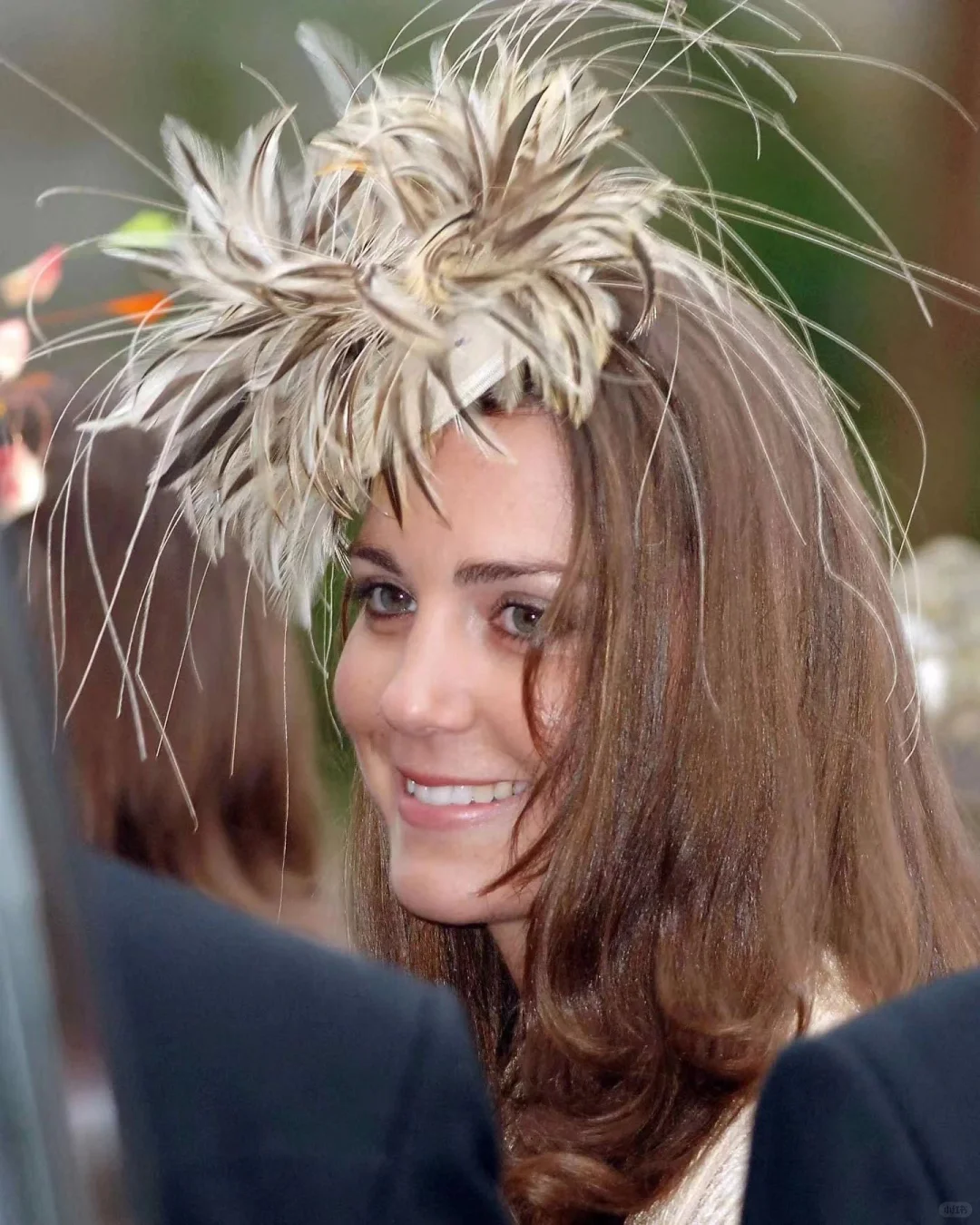 凯特这夸张造型，竟是去参加卡米拉女儿婚礼