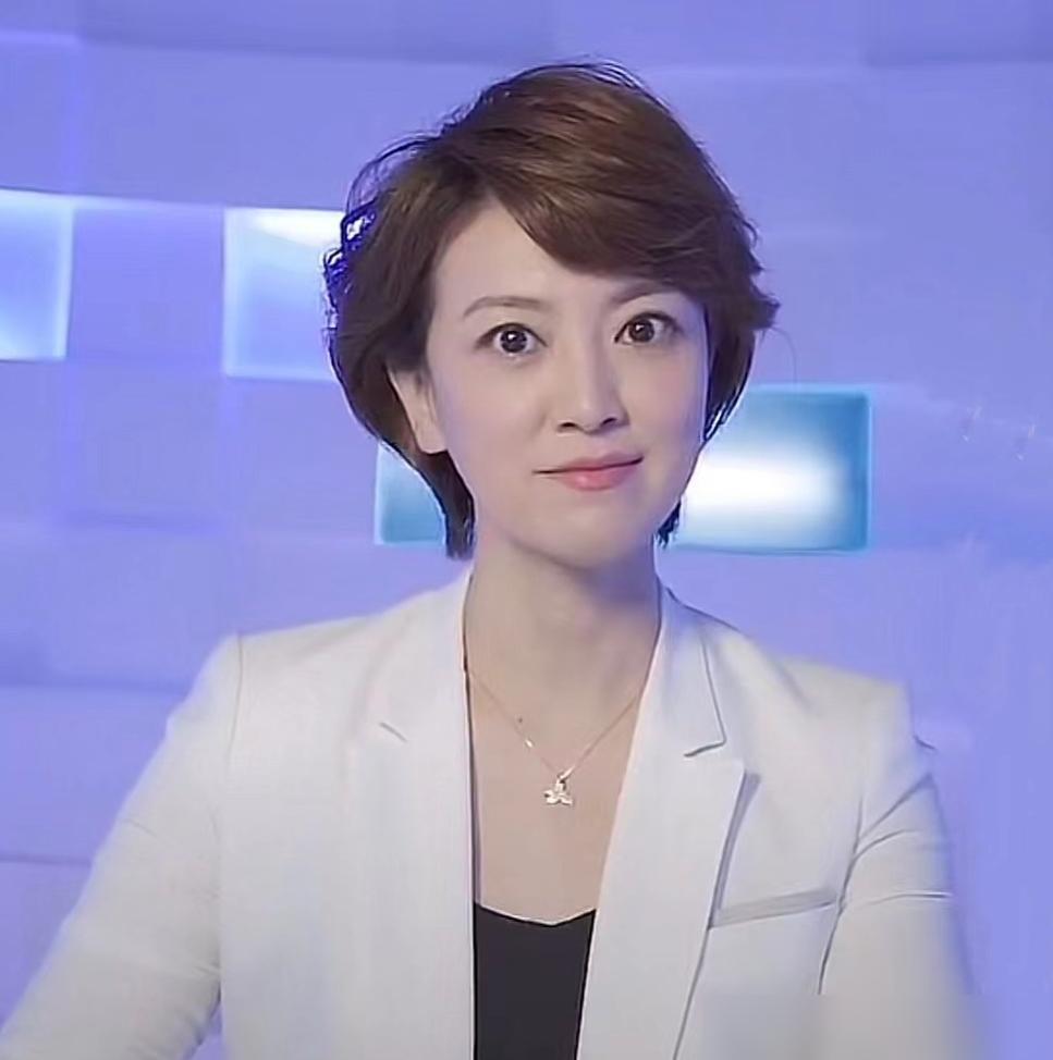 一句“皇姑区注意”让辽宁台一姐朱霞摔下神坛，丢了编制的她，却在快手直播间活成了更