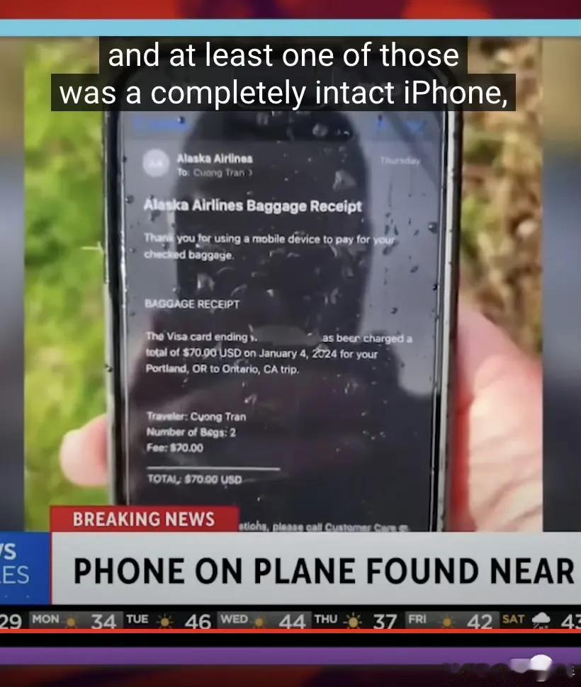 美帝阿拉斯加航空公司高空摔门事件后，在摔门的现场附近，发现了一些被吸出来的手机。