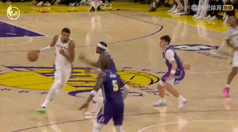 力保文班？雷迪克挑战文班4犯被拒，湖人众将暴怒。
这球机会不大，八村垒侧身移动中