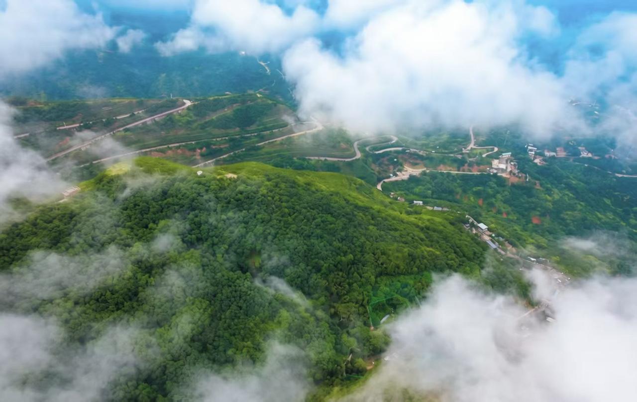 陕西西安、雨后的骊山云中风景：
   大雨过后，骊山山间腾起大片云雾，
层层云海