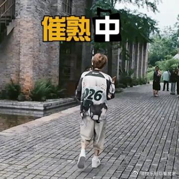 谁惹鹿晗高兴了哈哈哈哈哈 万妮达的歌声一响起，鹿晗就跟着节奏动了起来，舞步里满是