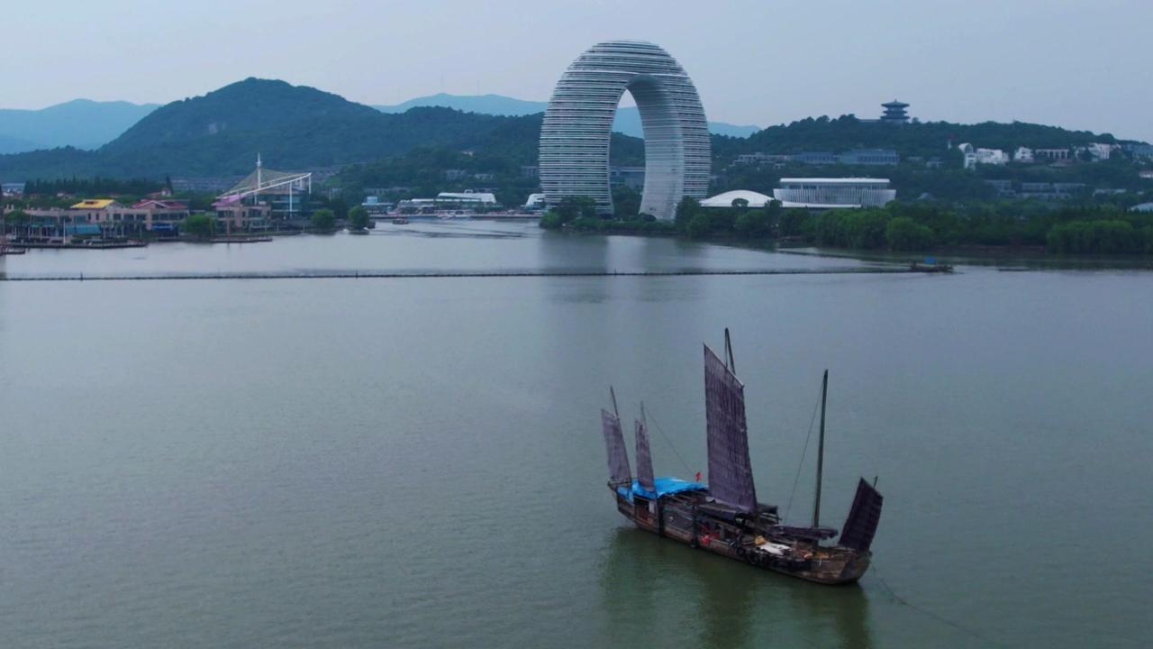 🌊推开窗就是连绵的太湖景，湖水泛着细碎的波光，远处的小山和建筑在水汽里若隐若现