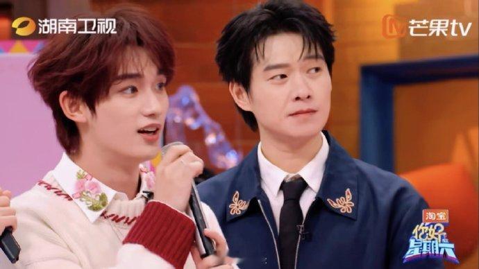 丁程鑫对镜子自省式唱歌你好星期六真的被丁程鑫惊艳到，对镜唱歌氛围感拉满，嗓音清澈