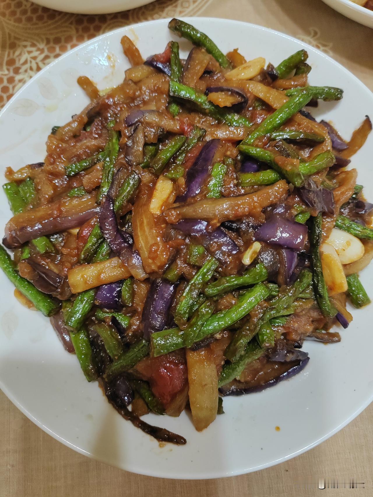 晒图大赛照例开启晒美食，两人午餐华丽上线，三菜一汤，全是好吃的家常菜。
干煎大黄