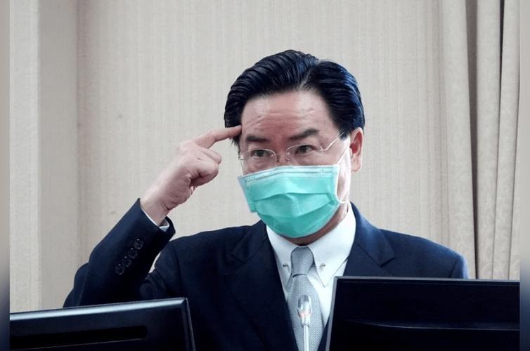 台当局“台湾安全会议”秘书长吴钊燮7月24日晚写道：“年龄不是玩气枪的障碍。我愉