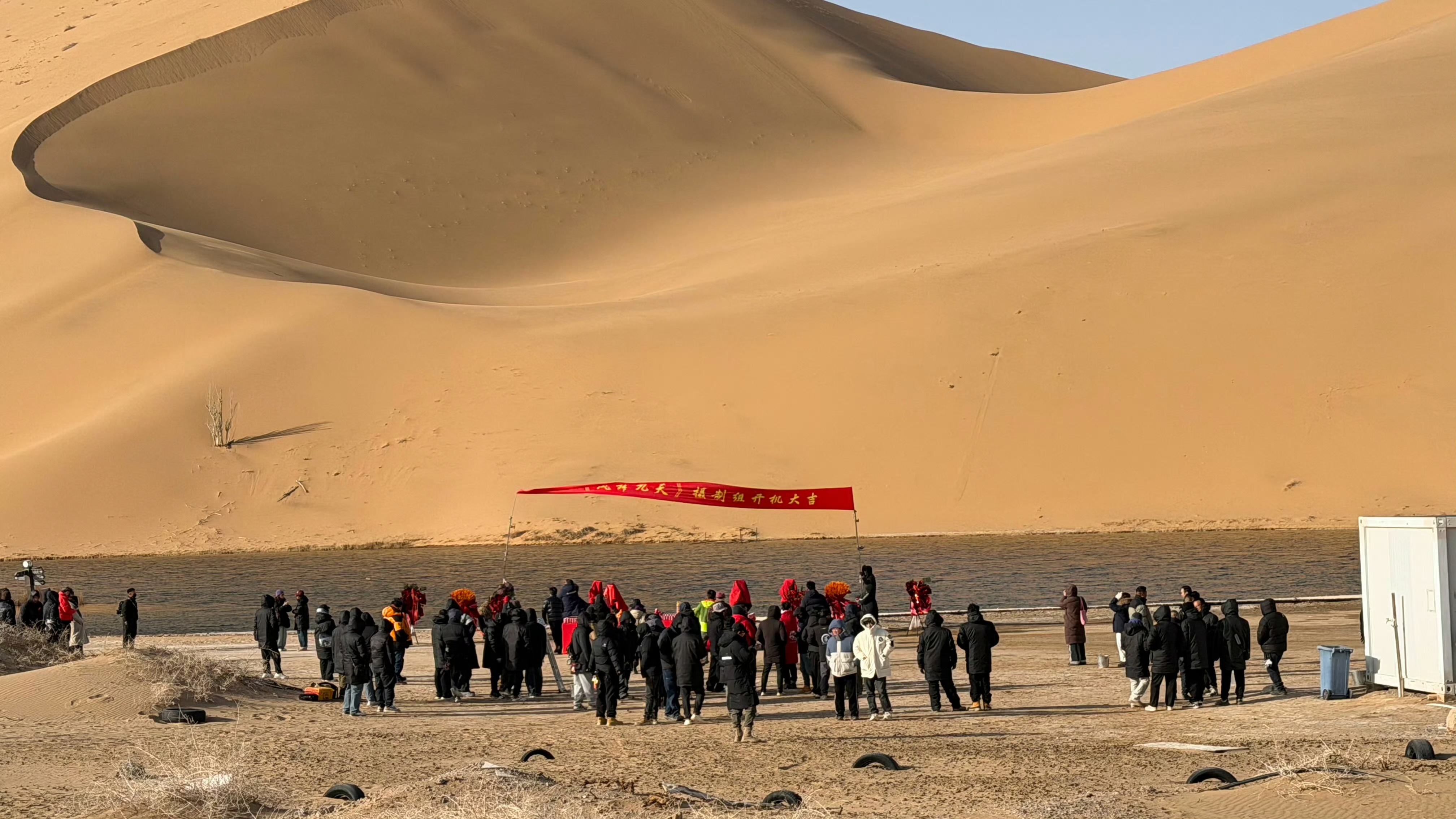 凤舞九天在大漠黄沙里开机！实景拍诶！那应该是先拍剑神一笑吧！ 