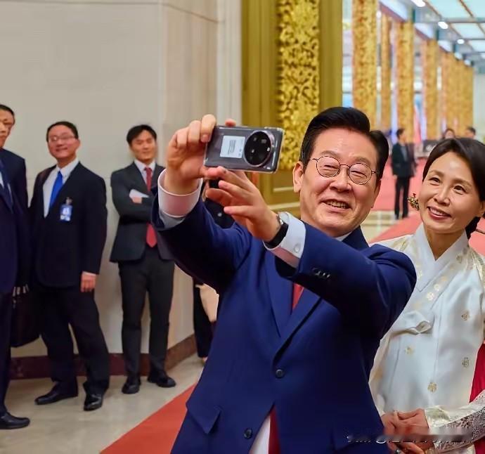 这是韩国总统李在明来华访问，在北京参加欢迎仪式时一场疯狂自拍的情景，耐人寻味。有