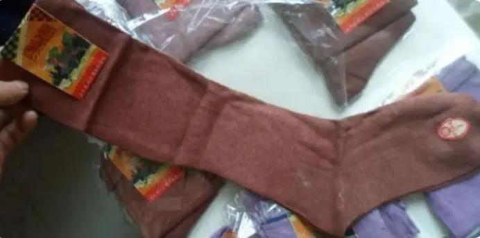 1985年，一名台湾老兵带着5000美金和1双袜子回到大陆探亲，而他的妻子只是冷