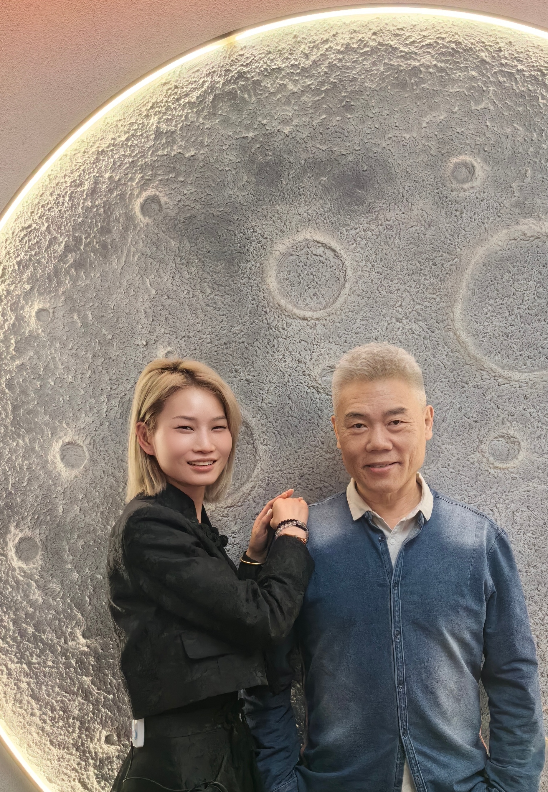 理发一缕老白毛从来还没享受过这么高级的服务，路上走着，店长田殊陌把我叫入美发店，
